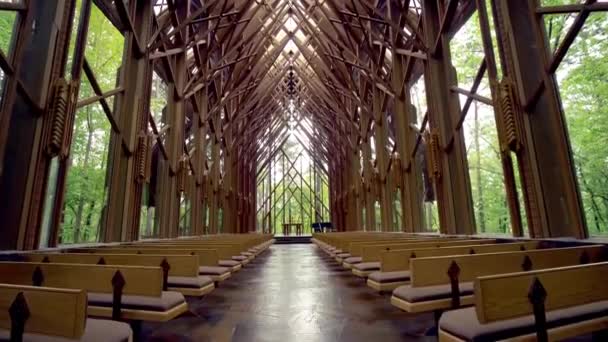 緑豊かな森の中に隠された礼拝堂 — ストック動画