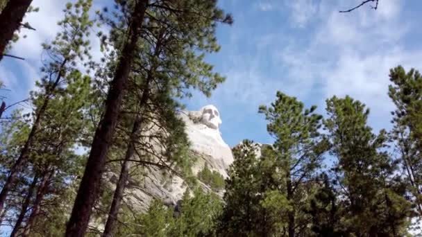 Monte Rushmore Enfrenta Através Das Árvores Câmera Lenta — Vídeo de Stock