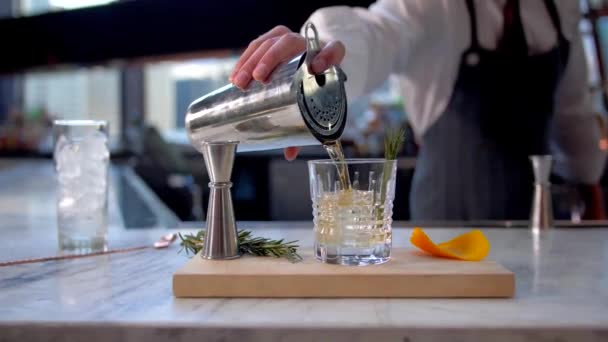 Barman Schenkt Cocktail Chique Bar — Stockvideo