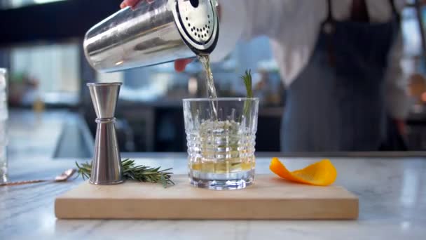 Bartender Derrama Coquetel Bar Luxo — Vídeo de Stock