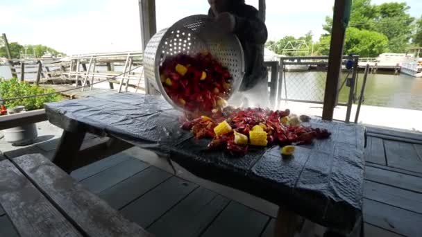 Καραβίδες Cajun Βράζει Ρίχνονται Στο Τραπέζι — Αρχείο Βίντεο