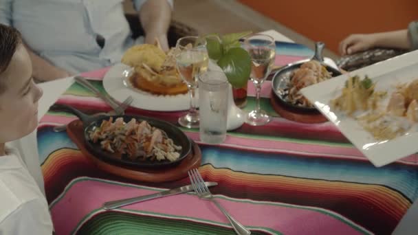 Szef Kuchni Serwujący Talerz Dla Rodziny Dziećmi Restauracji Świeżym Powietrzu — Wideo stockowe