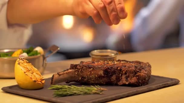 Séf Szórás Fűszerezés Steak — Stock videók