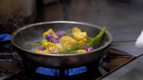 Красочные Овощи Приготовления Сковороде — стоковое видео