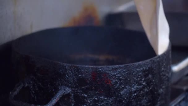 トウモロコシのトルティーヤを飛んで本物のメキシコの台所スローモーション — ストック動画