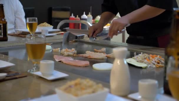 Hibachi Chef Kok Bij Restaurant Tafel Koken Garnalen — Stockvideo
