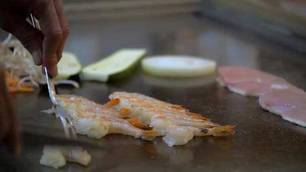 Hibachi Kock Matlagning Räkor Kött Grönsaker För Restaurang Bord — Stockvideo
