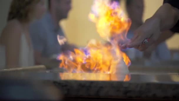 Hibachi Chef Kok Verlichting Vulkaan Brand Restaurant — Stockvideo