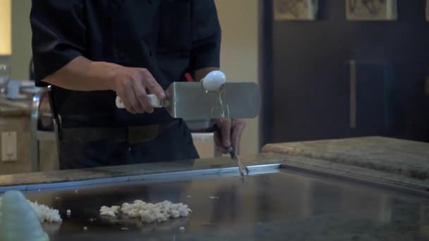 Hibachi Chef Atira Rachaduras Ovo Restaurante — Vídeo de Stock