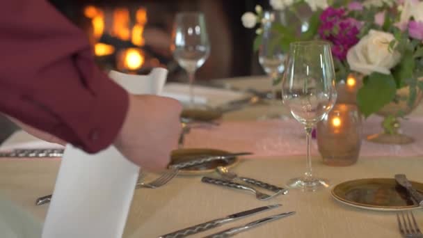 Het Plaatsen Van Gevouwen Servet Restaurant Tafel — Stockvideo