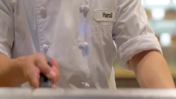 专业厨师翻动煎蛋卷 — 图库视频影像