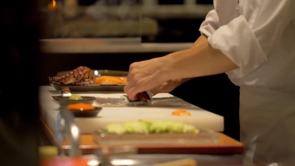 プロの寿司職人が寿司を作る — ストック動画