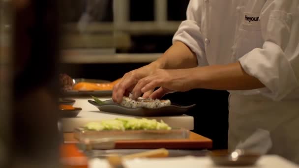 Chef Sushi Profesional Preparando Sushi — Vídeos de Stock