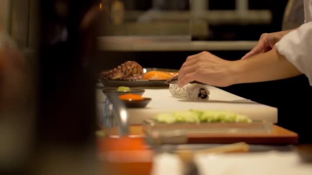 Professioneller Sushi Koch Bereitet Sushi — Stockvideo