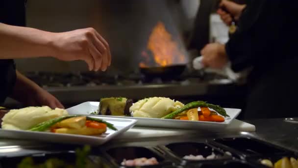 Salazón Plato Terminado Una Cocina — Vídeos de Stock