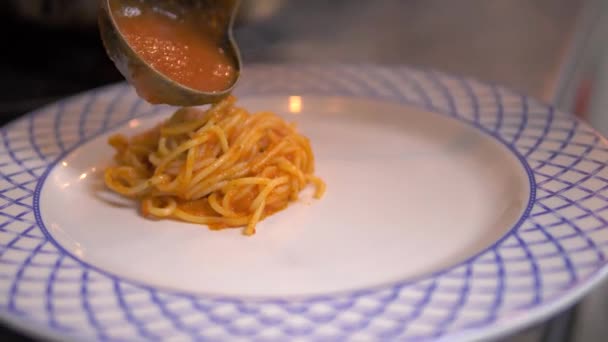 Câmera Lenta Comida Chapeamento Restaurante Italiano Fantasia Macarrão Espaguete — Vídeo de Stock