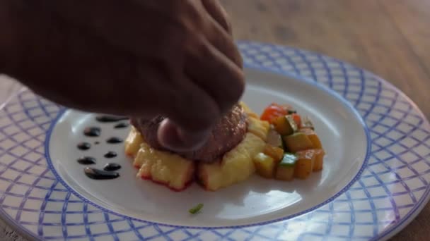 Slow Motion Food Presentatie Restaurant Biefstuk Aardappelpuree — Stockvideo