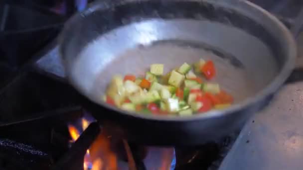 Tava Restoranının Mutfağında Yavaş Çekim Sotelenmiş Sebzeler — Stok video