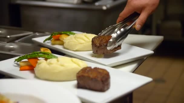 Steak Wird Auf Einen Teller Gelegt — Stockvideo