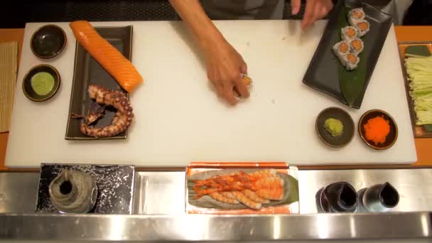 Sushi Chef Prepara Sushi Dall Alto Verso Basso — Video Stock