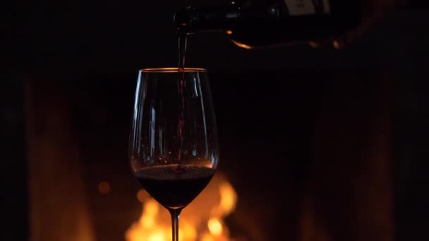Garson Şömine Başına Kırmızı Şarap Koyuyor — Stok video