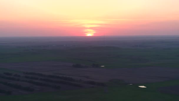 Granja Puesta Del Sol Paisaje Con Molinos Viento Avión Tripulado — Vídeo de stock