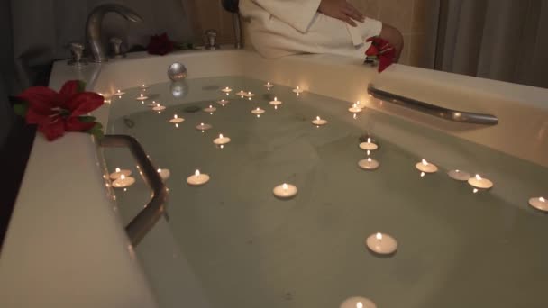 Mujer Bata Spa Lujo Romántico Baño Vela Relajante — Vídeo de stock