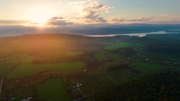 Tiro Aéreo Dron Bosque Atardecer Lente Llamarada Árboles Silvestres Vermont — Vídeo de stock