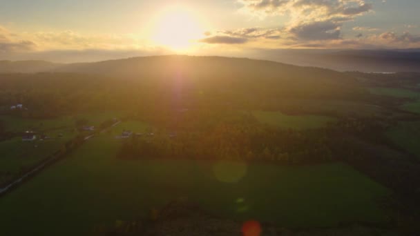 Tiro Aéreo Dron Bosque Atardecer Lente Llamarada Árboles Silvestres Vermont — Vídeo de stock