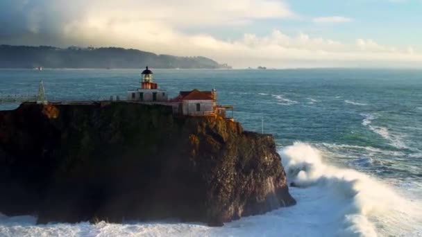 Vista Aérea Farol Penhasco Com Vista Para Ondas Gigantes Oceano — Vídeo de Stock