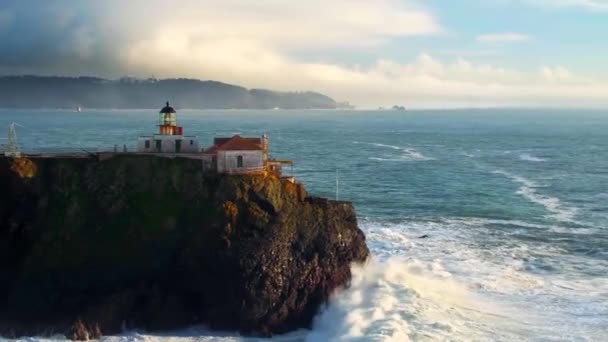 Akşam Gökyüzünün Altındaki Dev Okyanus Dalgalarına Tepedeki Deniz Fenerinin Havadan — Stok video
