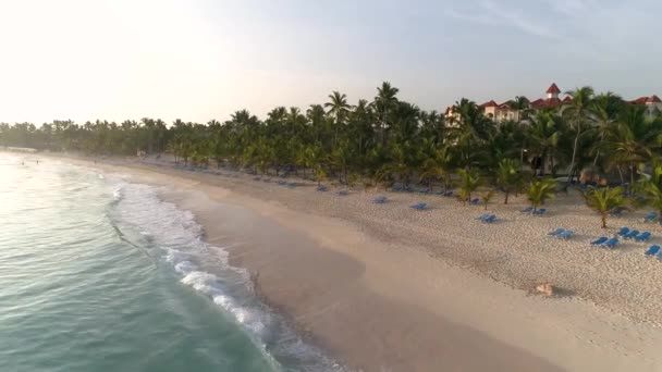 Hermosa Playa Tropical Volando Sobre Las Olas Del Océano Avión — Vídeos de Stock