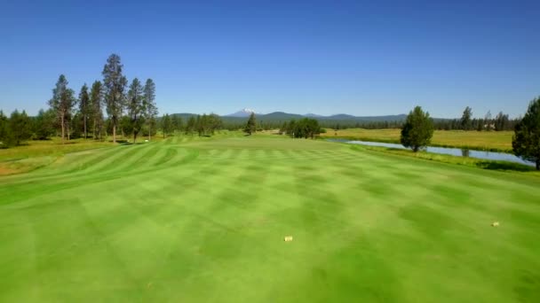 Luftaufnahme Von Golfgrün Neben Fluss Und Grünen Feldern Berghang — Stockvideo