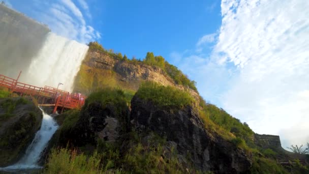 Pareja Subir Escaleras Camino Niagara Cae Cascada Arco Iris — Vídeo de stock