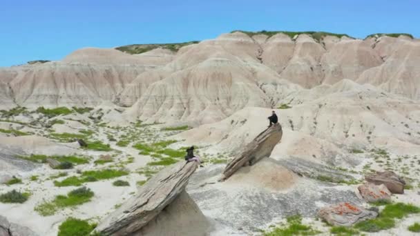 Toadstool State Park Hava Aracında Kayalara Tırmanan Çift — Stok video