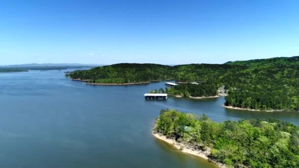 无人侦察机拍摄湖泊和船屋森林 — 图库视频影像
