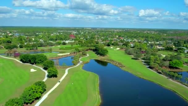 Golfové Hřiště Pískem Vodními Prvky Leteckým Dronem — Stock video