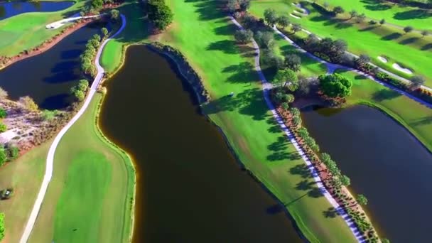 Golfplatz Mit Sand Und Wasserspielen Drohne — Stockvideo