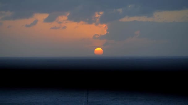 Otrolig Ocean Solnedgång Karibisk Havssol Över Horisonten Med Segelbåt — Stockvideo