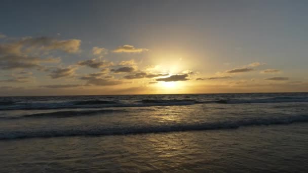 Praia Pôr Sol Rastreamento Tiro — Vídeo de Stock