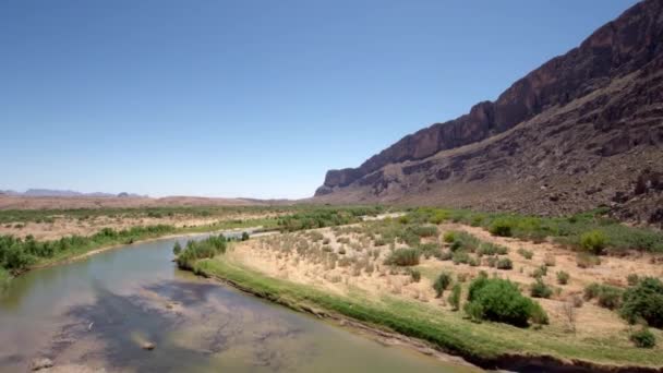 山と小川が国立公園を曲げ — ストック動画