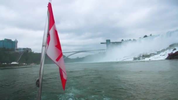 Niagara Cai Barco Com Bandeira Canadense — Vídeo de Stock