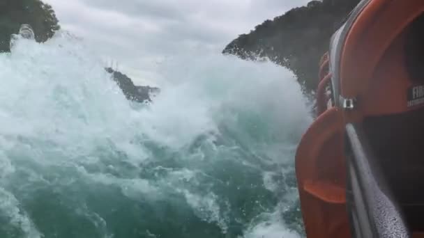 Niagara Valt Ruwe Wateren Pov Schot Van Tour Boot — Stockvideo