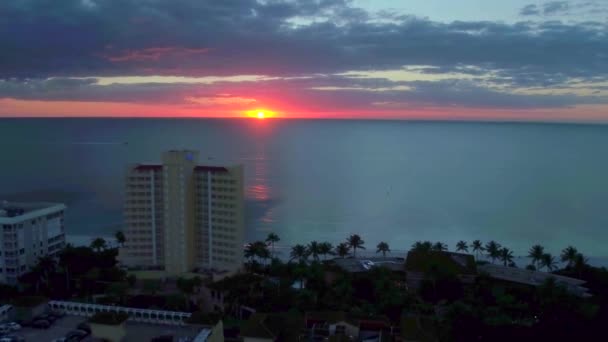 日落时乘无人驾驶飞机前往海滨及码头的旅游胜地 — 图库视频影像