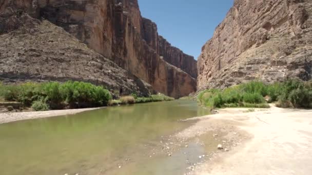 River Mountains Couple Canoeing — Stock Video