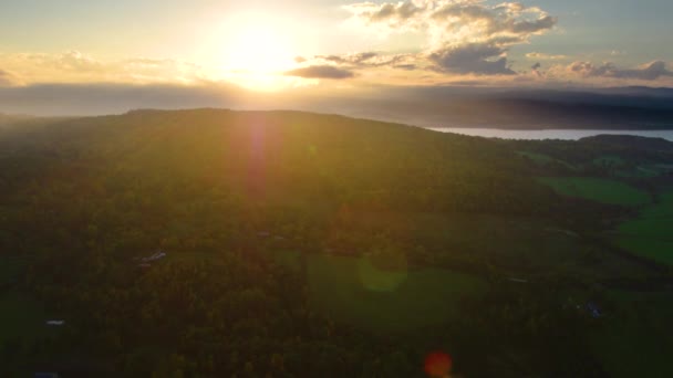 Tiro Aéreo Dron Bosque Atardecer Lente Llamarada Árboles Silvestres Vermont — Vídeos de Stock