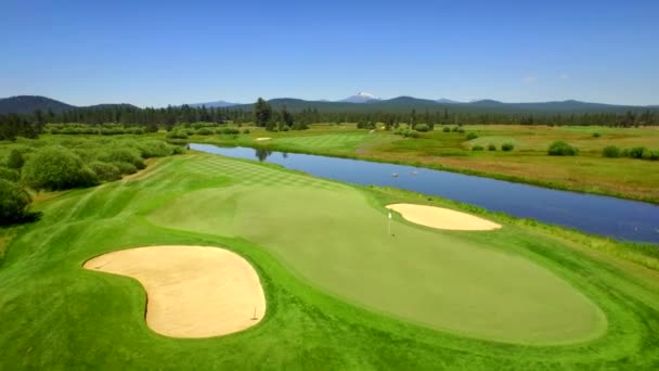 鸟瞰高尔夫球场 四周环水环抱 绿树成荫 — 图库视频影像