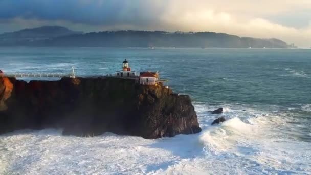 Повітряний Вид Маяк Скелі Видом Гігантські Океанічні Хвилі Під Вечірнім — стокове відео