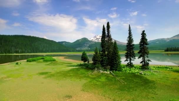 Vista Aérea Del Lago Paisaje Natural Por Oregón Ladera Montaña — Vídeos de Stock