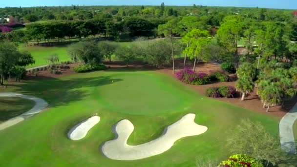 Golfbana Med Sand Och Vatten Funktioner Antenn Drönare — Stockvideo